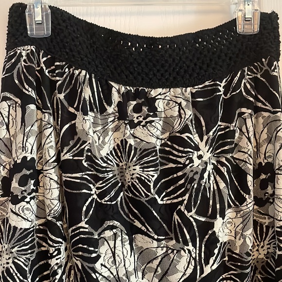 Medium black and cream lace maxi skirt - Picture 2 of 5